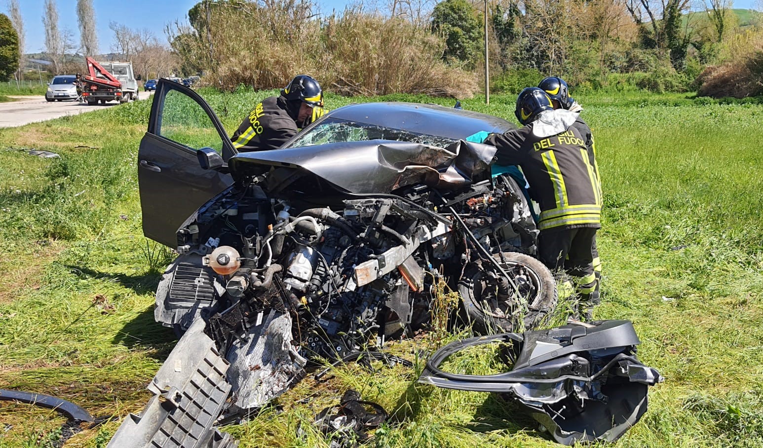Perde il controllo dell’auto e finisce contro un albero. Due feriti, grave una donna