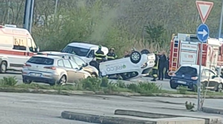 (VIDEO) Si ribalta con l’auto nei pressi del Bonolis