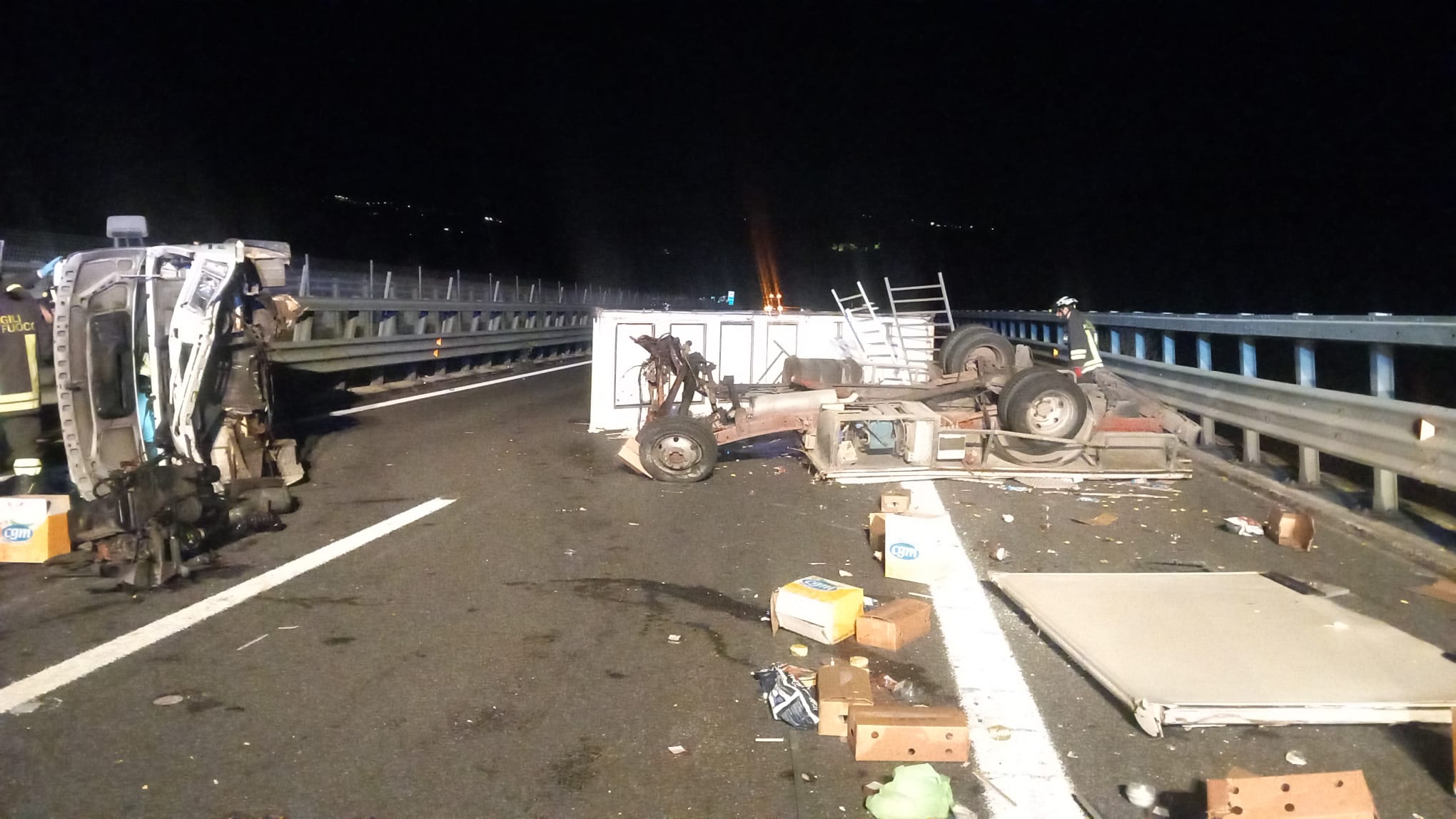 Si scontrano Pulmann e furgone sulla A24 alle porte di Teramo. Un ferito e carico in strada