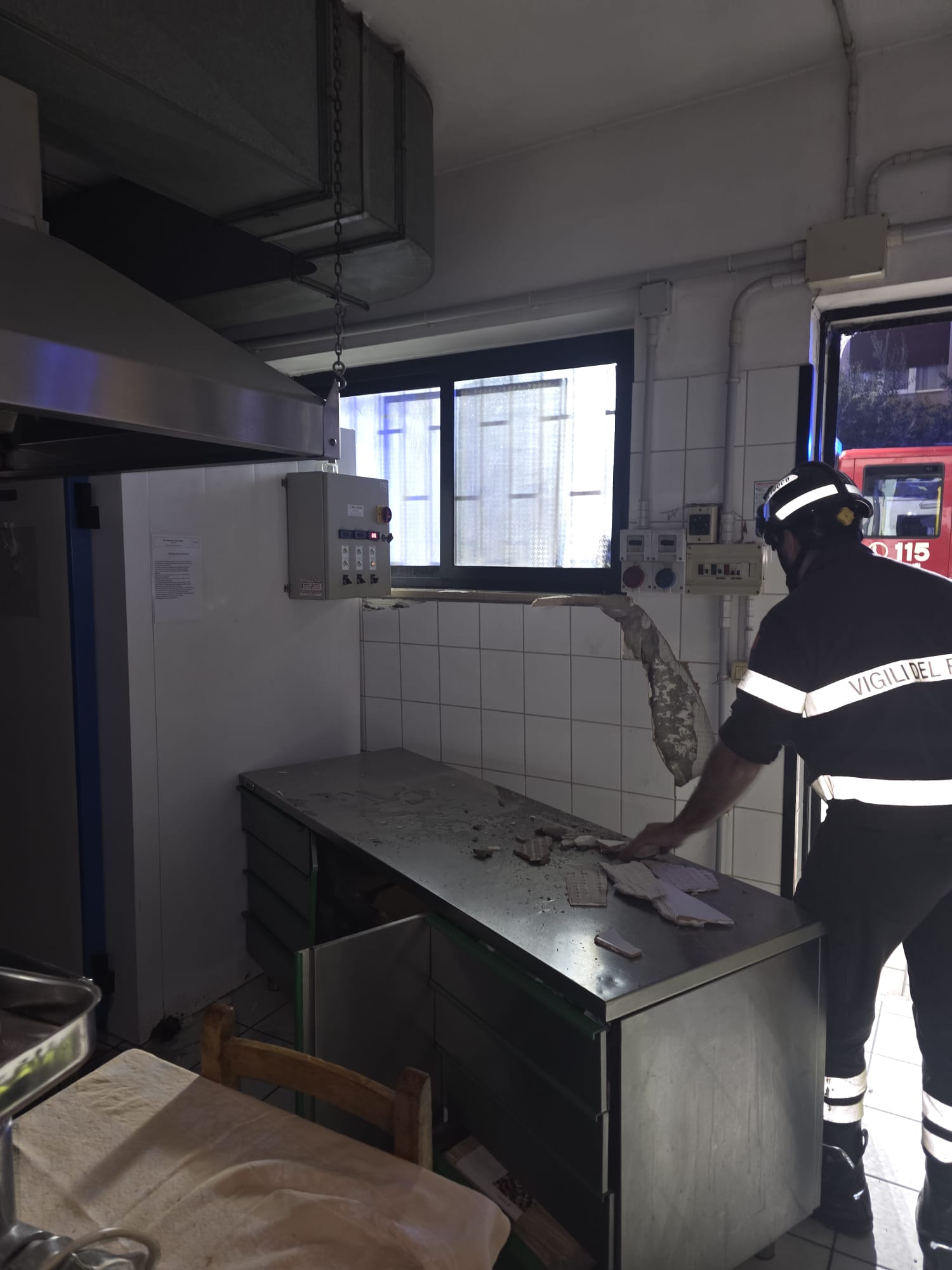 (Video) Esplosione in un albergo a Ponte Vomano. Segnalato gas metano in un pozzetto dell’impianto di terra, edificio evacuato