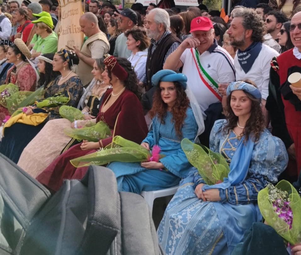 (Video) Montereale si aggiudica il”Palio dei Sindaci Asini”, riservato ai Comuni del cratere sisma. teramo seconda nella gara del Campanaccio. Presente il commissario alla ricostruzione Castelli