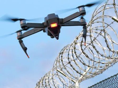 Drone per introdurre cellulari e altro in carcere. Due denunce