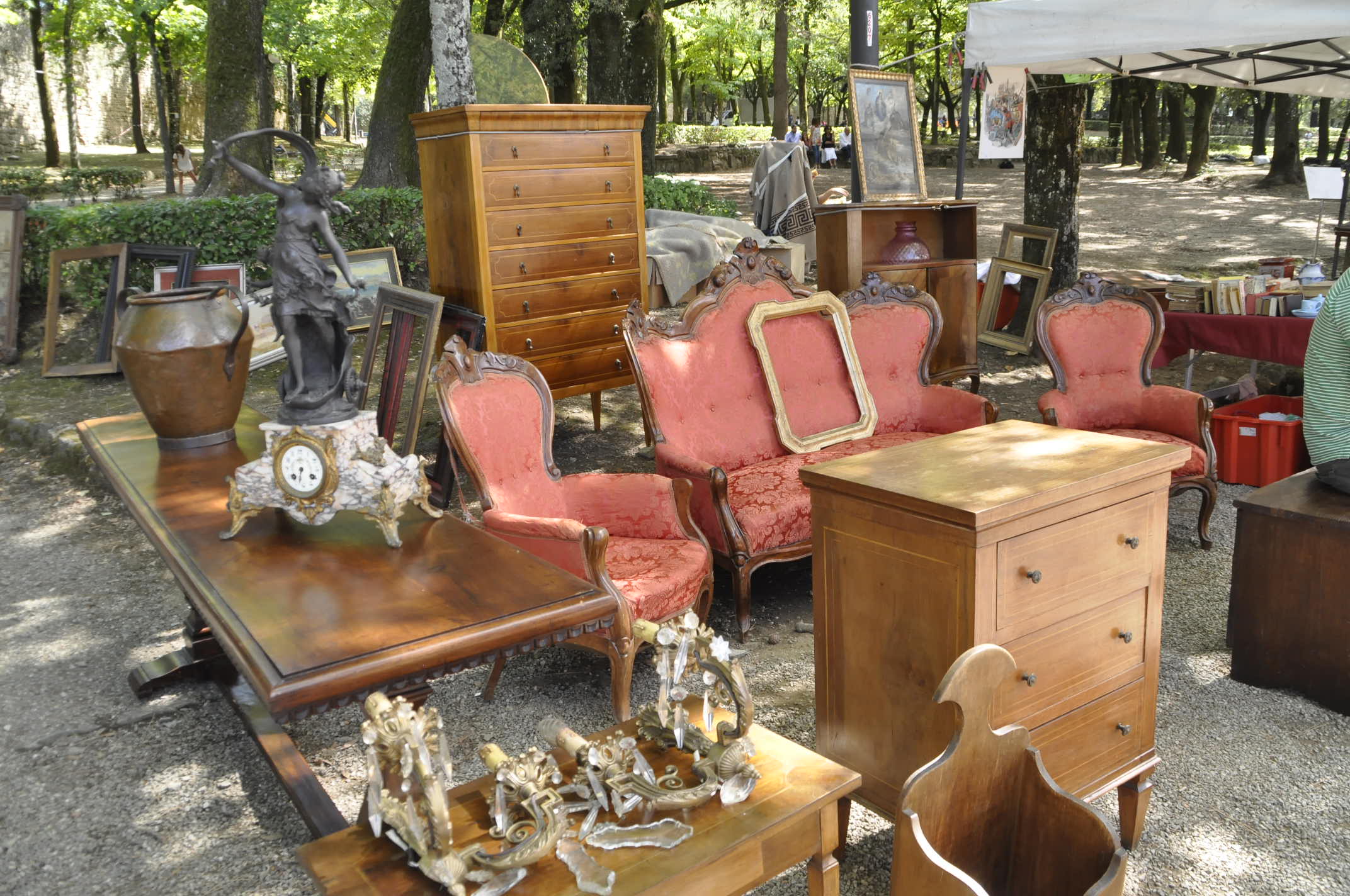 Tre giorni dedicati all’antiquariato: Viale Mazzini ospita la fiera del riuso
