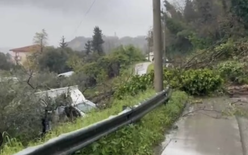 Maltempo. fango e detriti travolgono un furgone sotto le mura storiche di Lanciano. Due feriti lievi