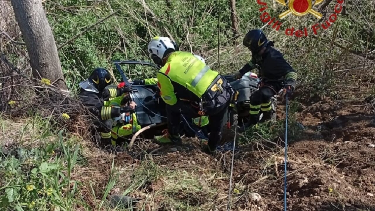 Auto finisce in un fossato a Città Sant’Angelo, soccorsi sul posto