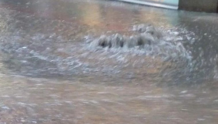 Cascata d’acqua in città. Fondaci, strade e garage allagati