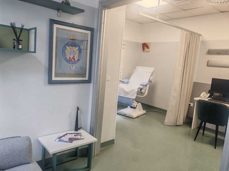 Il Pronto soccorso di Teramo rinnova la “stanza rosa”: Nuovi arredi per l’accoglienza delle vittime di violenza
