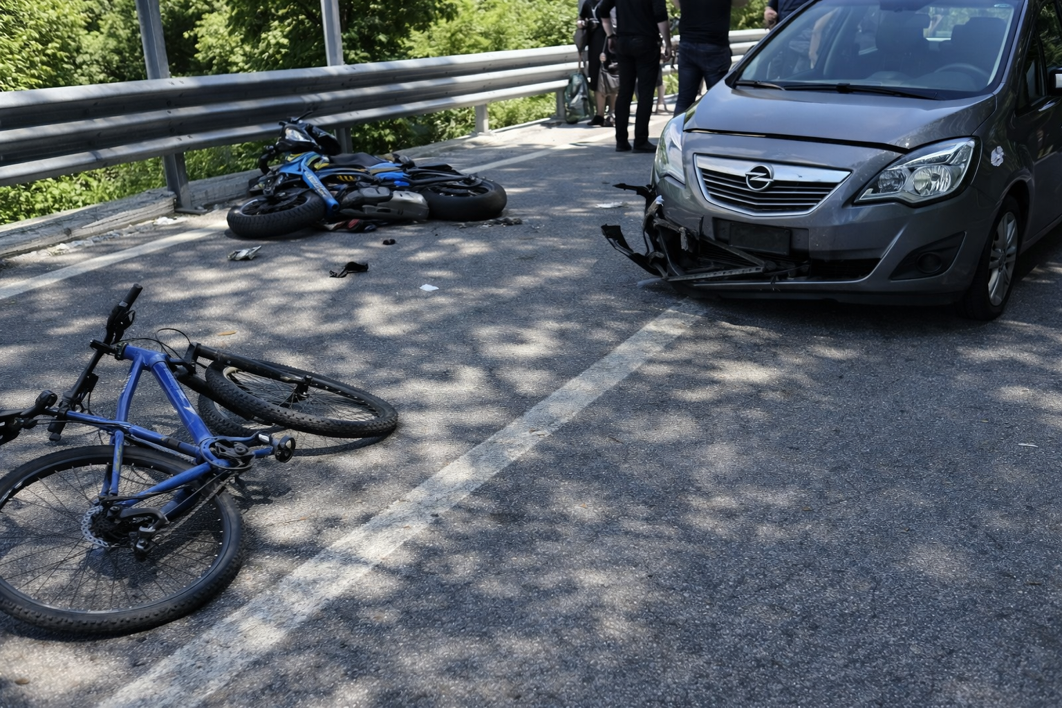 Moto e auto contro bici sulla SS8o. Due feriti
