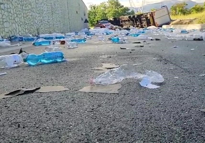 Camion si ribalta sulla SS17: traffico deviato e autista in ospedale