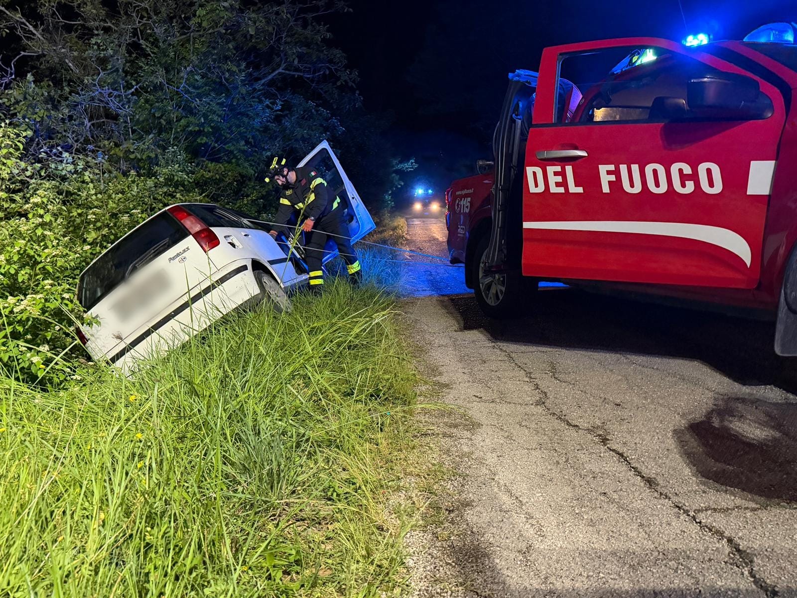 auto finisce nella scarpata: 65enne salvato dai Vigili del Fuoco a Torricella Sicura