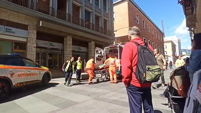 Malore improvviso in banca: paura in corso San Giorgio, soccorsa una giovane