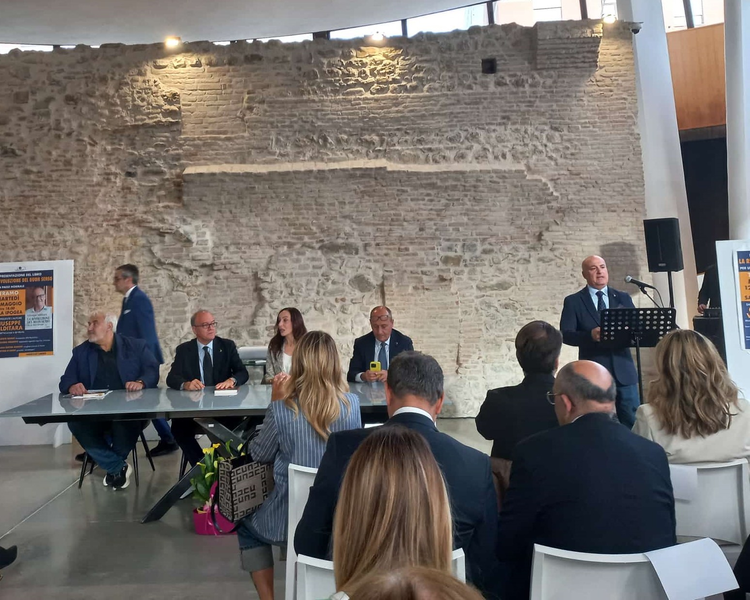 Valditara a Teramo, tra applausi e proteste. agli studenti:“Credete nei vostri talenti”