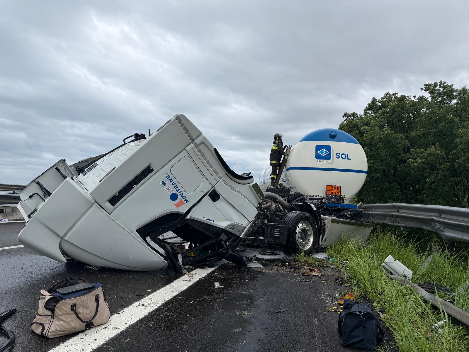A14. Silvi: autocisterna contro il guardrail, autista ferito e traffico in tilt