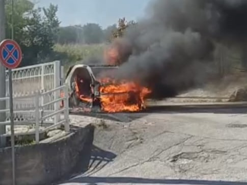 Smart a fuoco a Nepezzano. Vigili del fuoco in azione