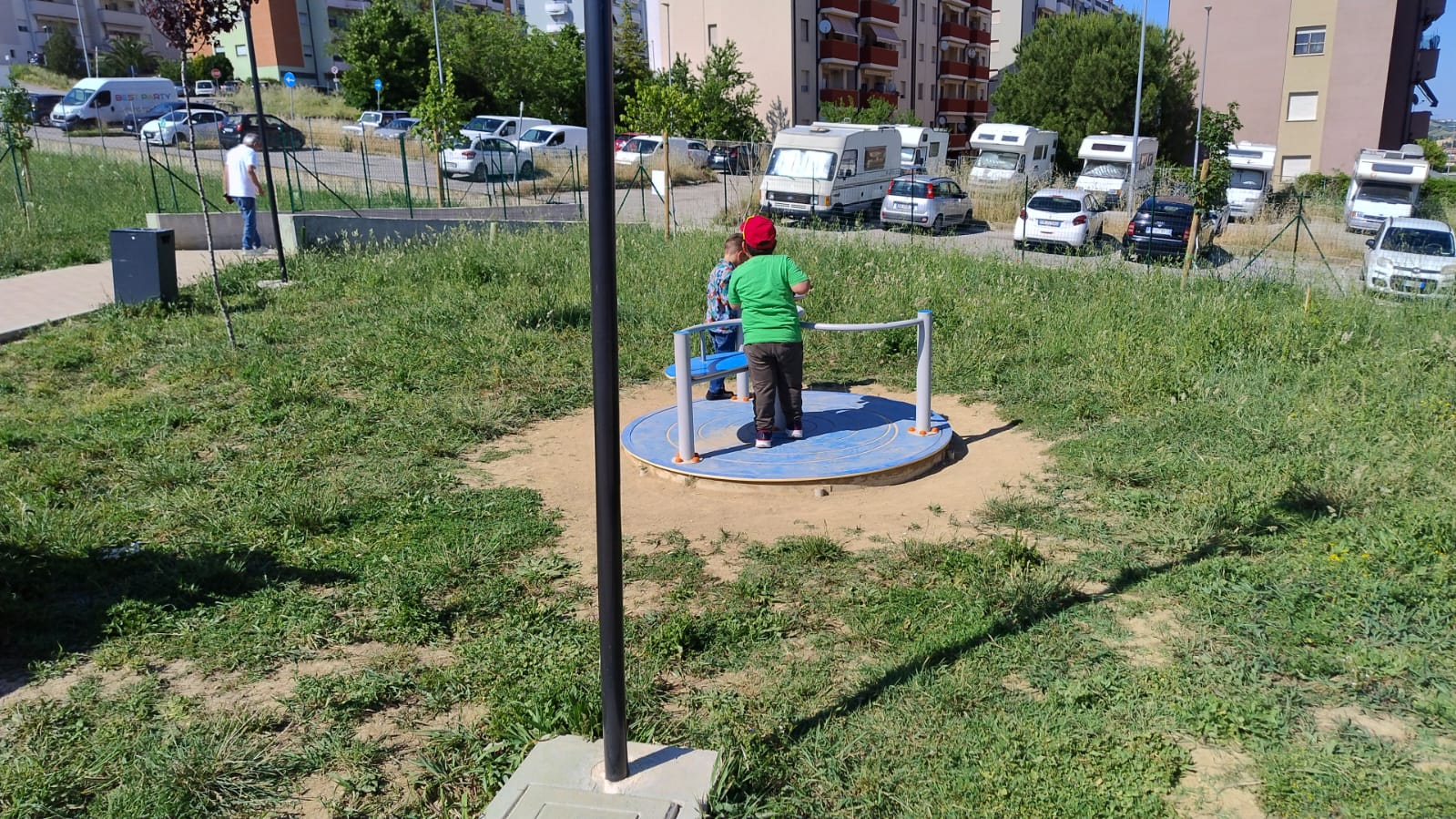 Sognasi pensilina e tagliaerba al parco Giochi di Colleatterrato Basso