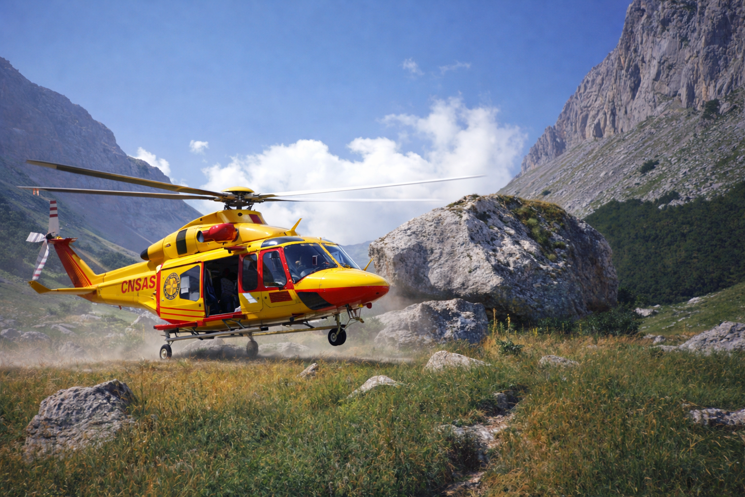 Gran Sasso, scivola in Val Maone: recuperato scialpinista di 64 anni