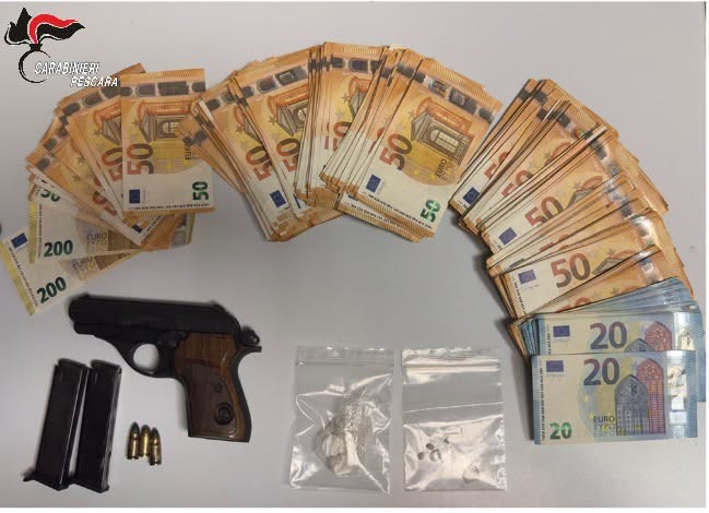 Contanti, droga e una pistola: operazione dei Carabinieri con un arresto