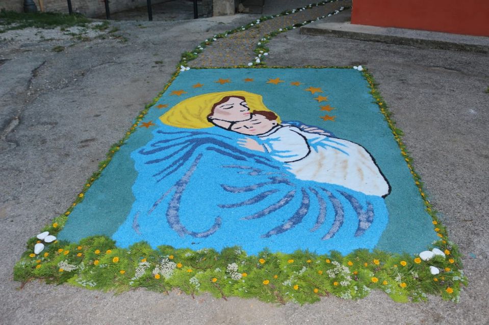 Tradizione e fede a Nepezzano: realizzata l’Infiorata del Corpus Domini sul tema della pace