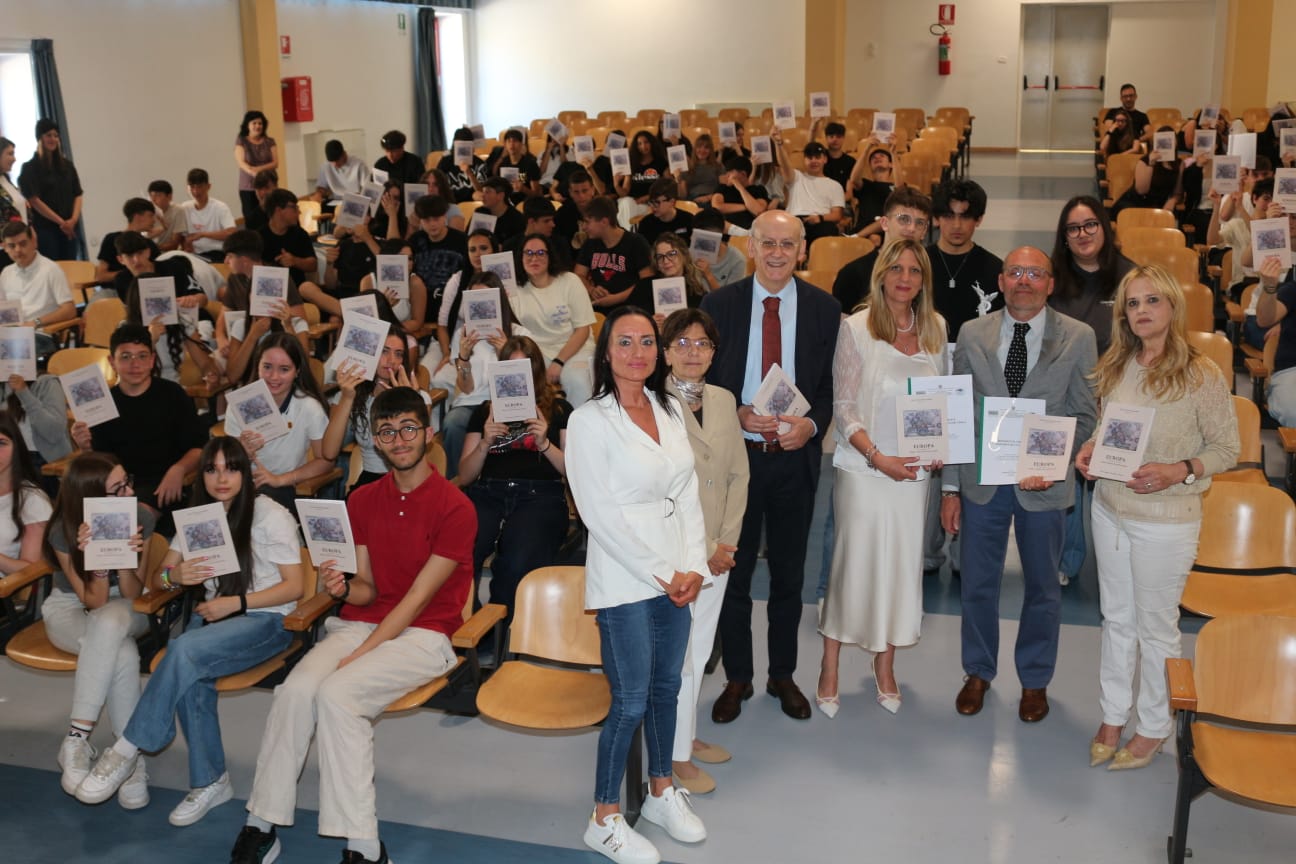 Un ponte tra Umanesimo ed Europa: il Liceo “Delfico” presenta il volume “Europa”