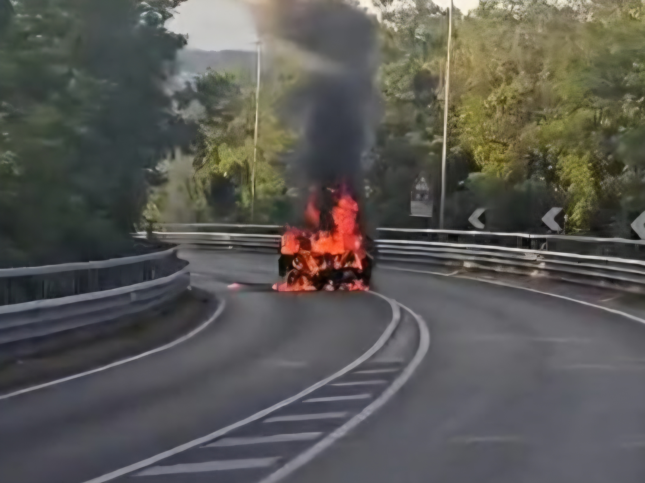 Auto a fuoco sulla Montorio Teramo. Illeso il conducente