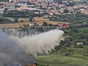 Emergenza incendi a Miano, Villa Stanchieri e San Pietro: mobilitati i Vigili del Fuoco e i mezzi aerei. Ferito un residente