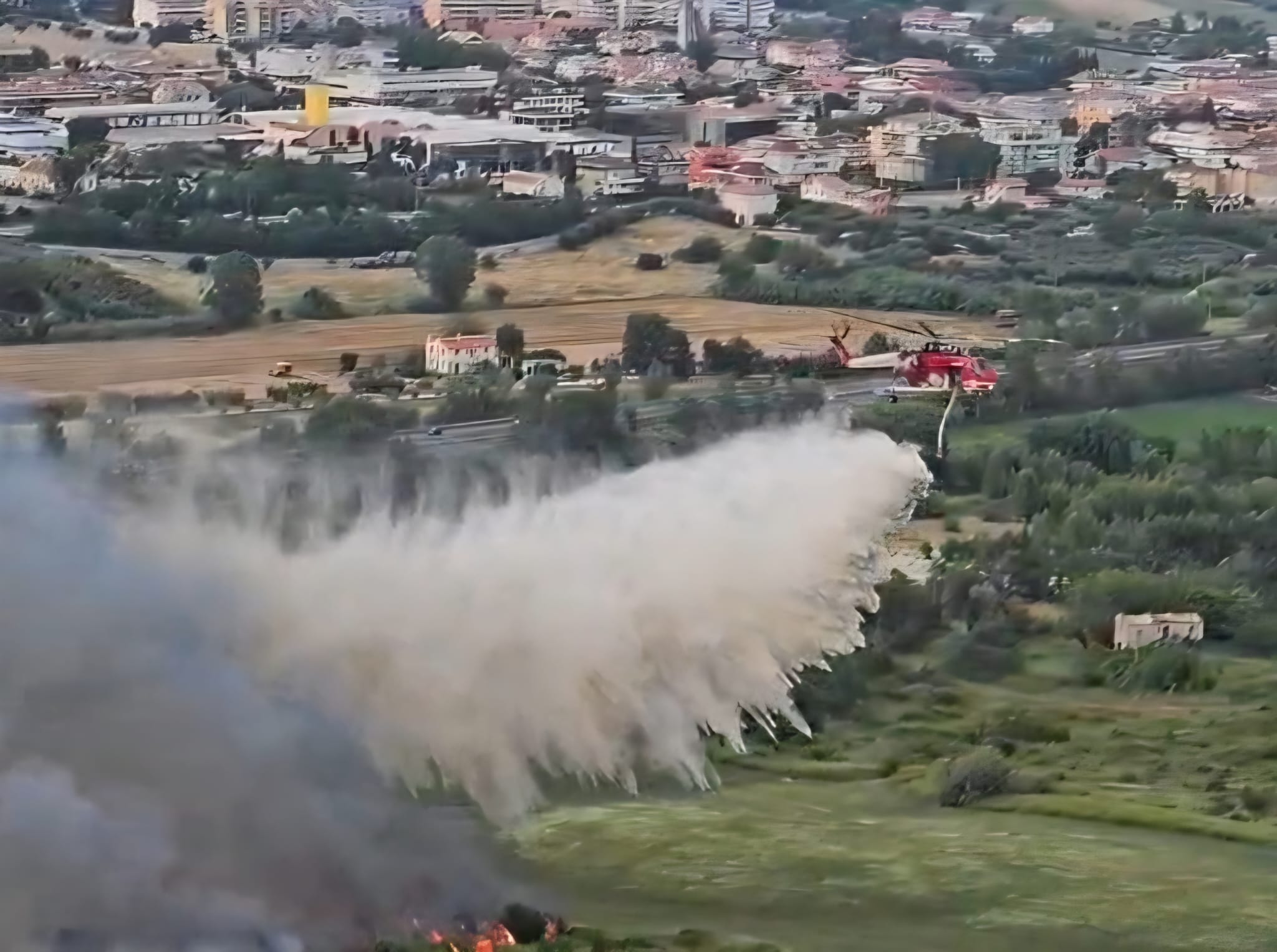 Emergenza incendi a Miano, Villa Stanchieri e San Pietro: mobilitati i Vigili del Fuoco e i mezzi aerei. Ferito un residente