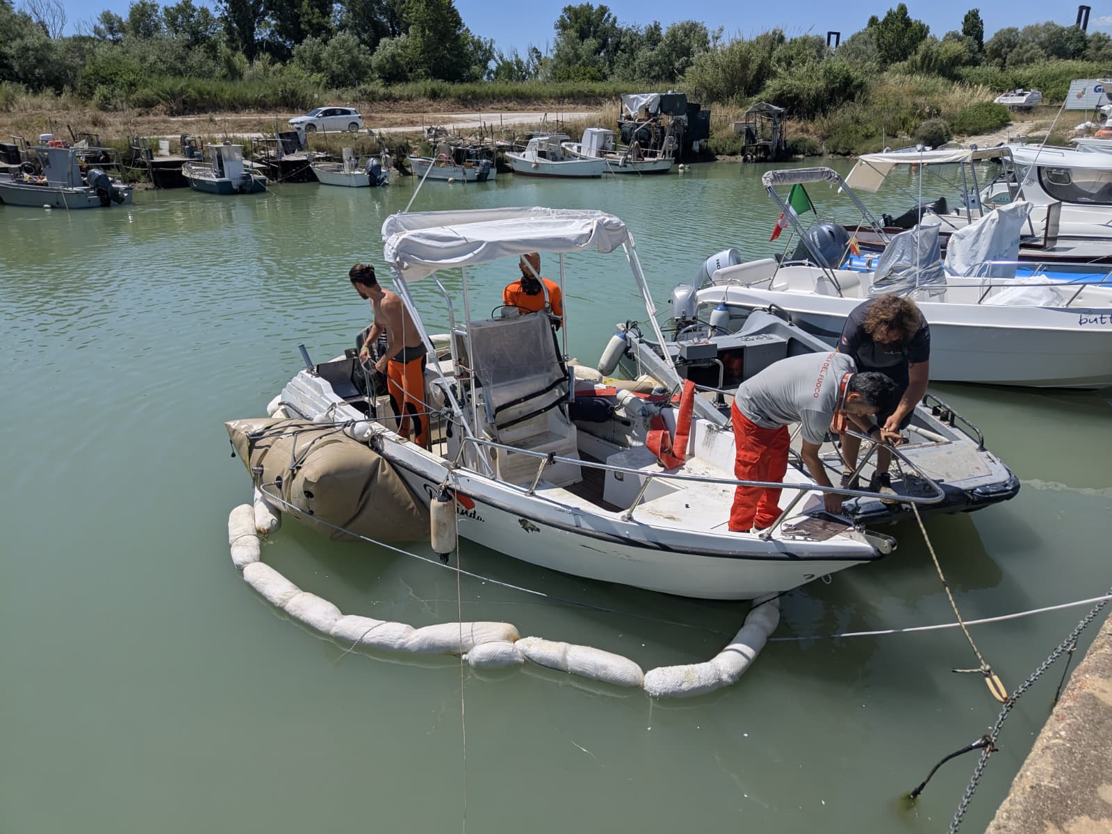 Barca rischia di affondare: “salvata” dai Vigili del Fuoco