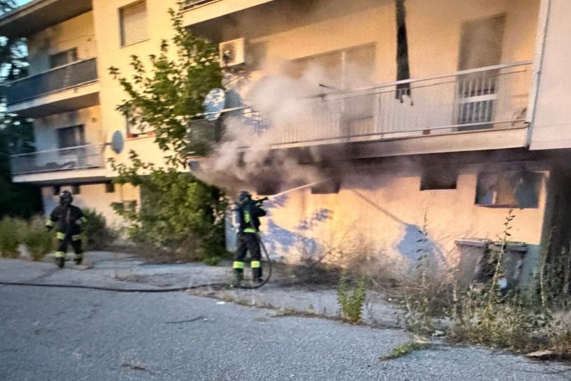 (VIDEO) A fuoco uno scantinato a Colleatterrato. Vigili del Fuoco in azione