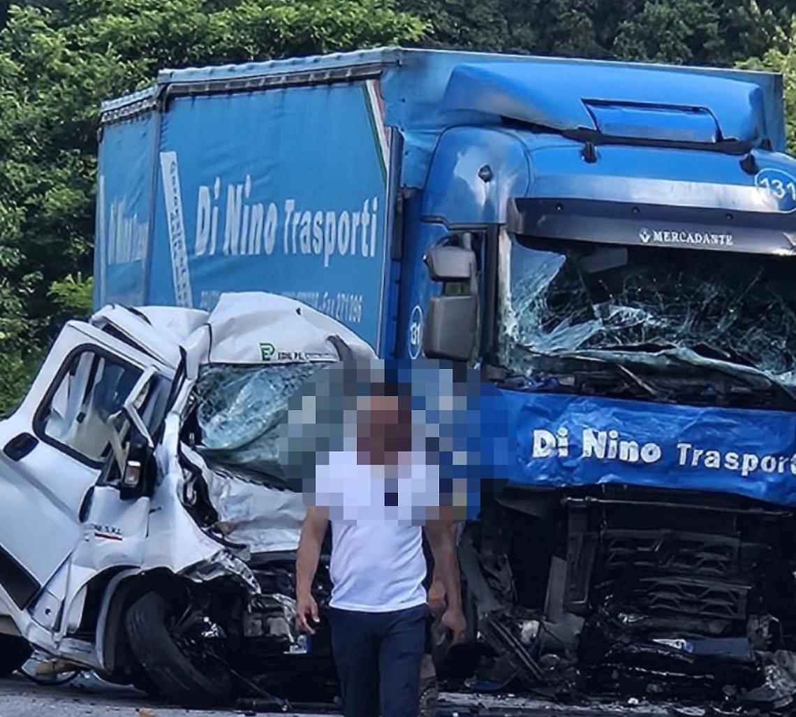 Due morti e un ferito in un incidente tra furgone e camion – Ultim’ora: sale a tre il numeo dei morti