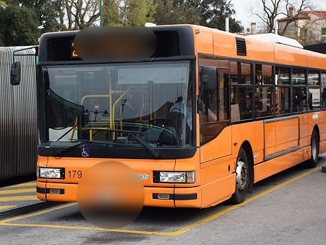 Dal mondo. L’autobus ferma qualche metro più in là. Passeggero morde l’autista e gli strappa un pezzo d’orecchio