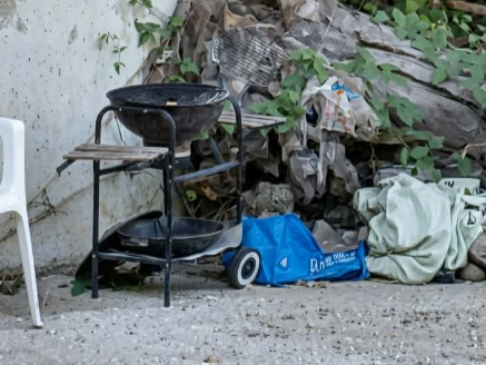 Bivacchi sotto il ponte di Porta Romana. Fuochi accesi e letti d’emergenza