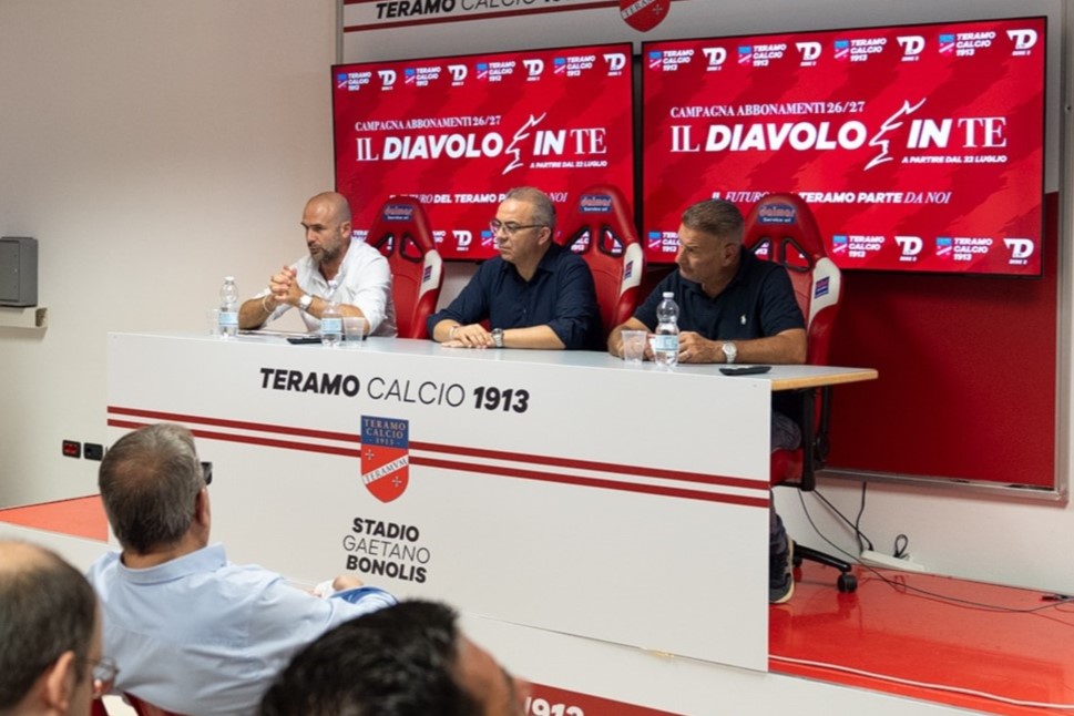 Teramo Calcio: Svelate nuove divise e campagna abbonamenti