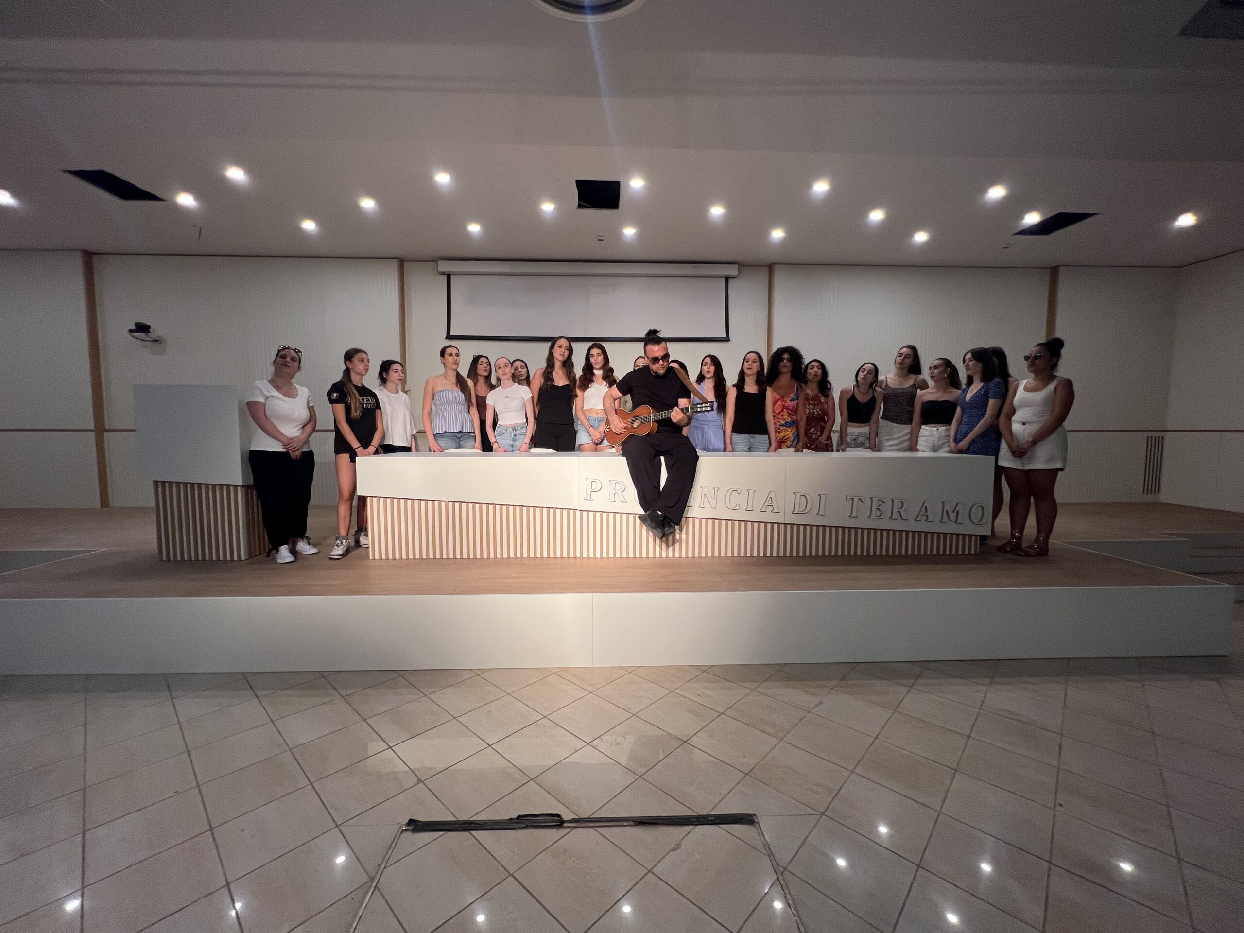(VIDEO). MELOZZI: “RIAPRIRE GLI SPAZI CULTURALI SIGNIFICA DARE UNA PROSPETTIVA E UN FUTURO AI GIOVANI”. Stamani flash Mob presso la Sala Polifunzionale