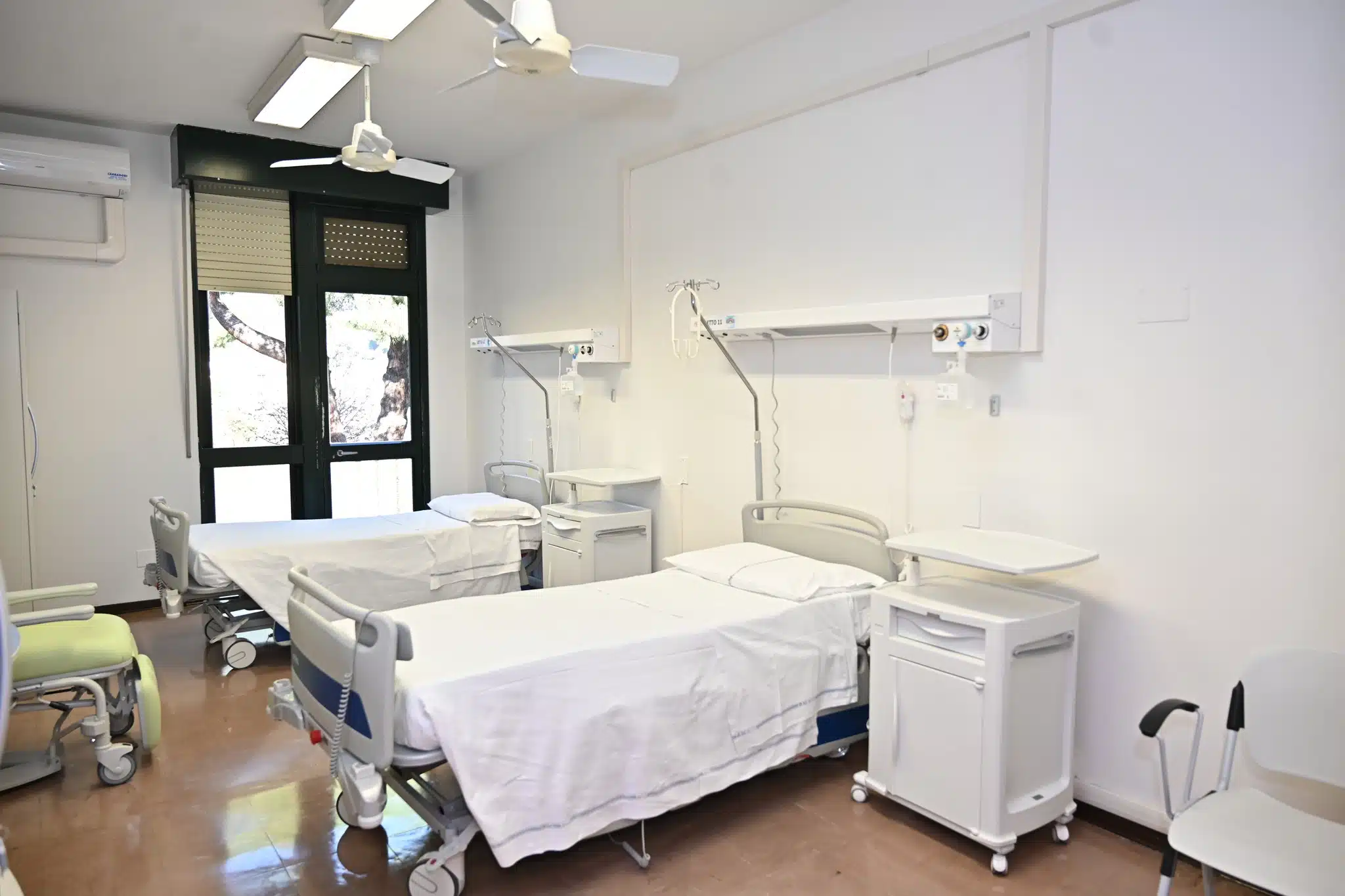 Dal Mondo. donna in ossigenoterapia non rinuncia alla sigaretta e manda a fuoco il reparto
