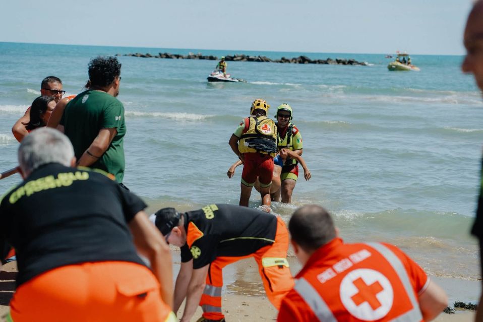 Sicurezza in mare, elicottero e sommozzatori protagonisti sulla spiaggia di Roseto per la Giornata della Prevenzione