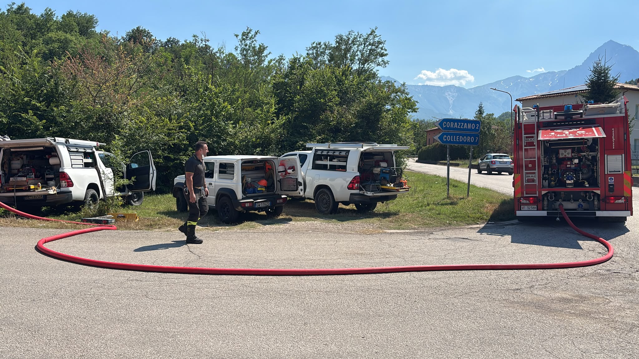 Incendio Colledara: fiamme sotto controllo nel magazzino dolciario, avviata la bonifica