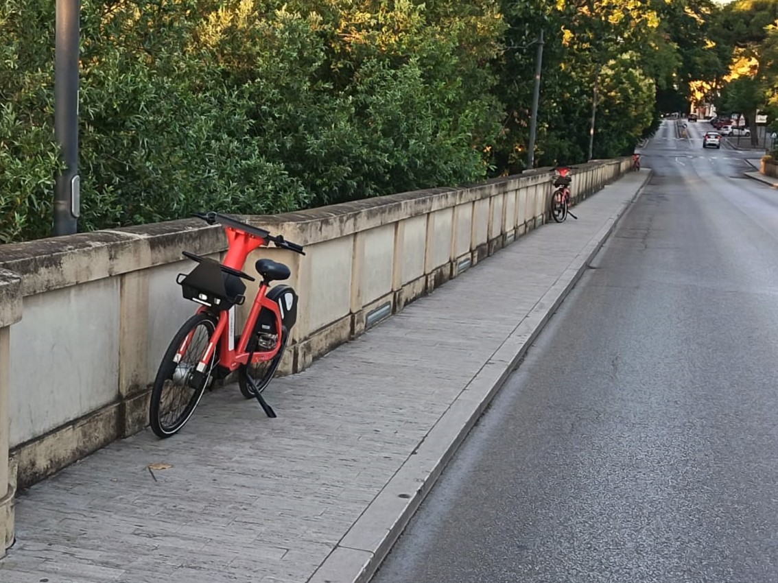 Sedotte e abbandonate: le due bici elettriche su ponte San ferdinando