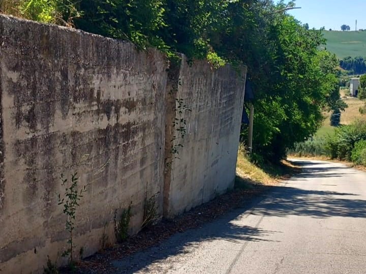 Ci scrive un lettore di Colleminuccio:”Muro di contenimento fuori asse, è il caso di una verifica?”