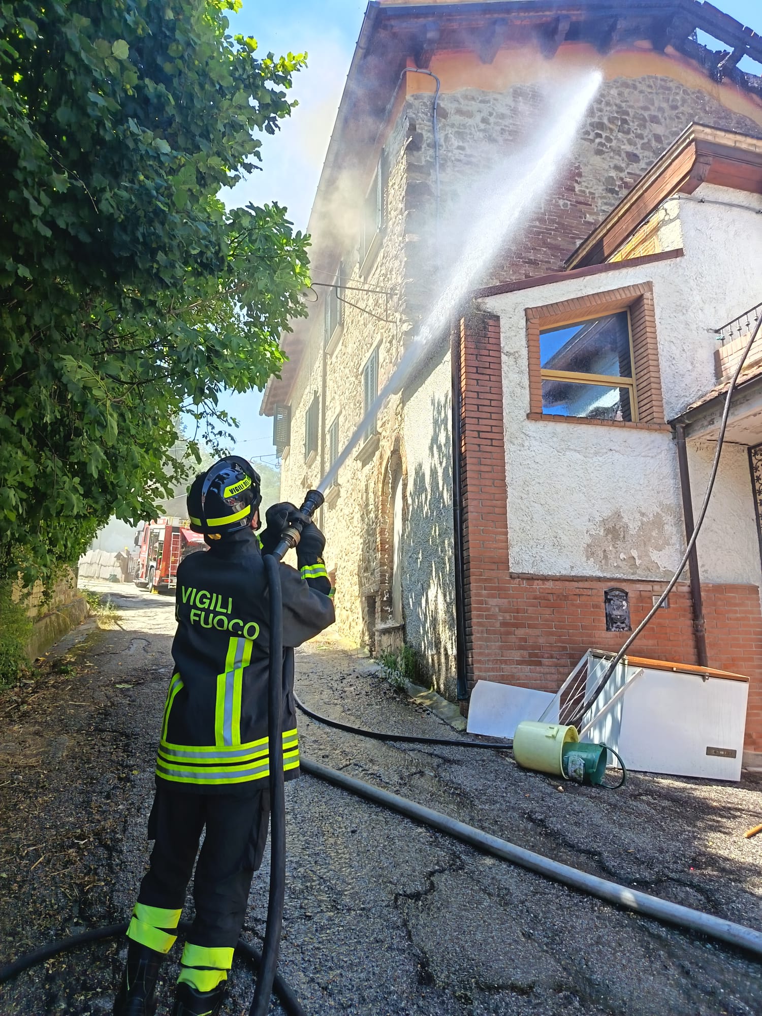 VIDEO. A fuoco un’abitazione a Civitella: salvato un uomo di 60 anni