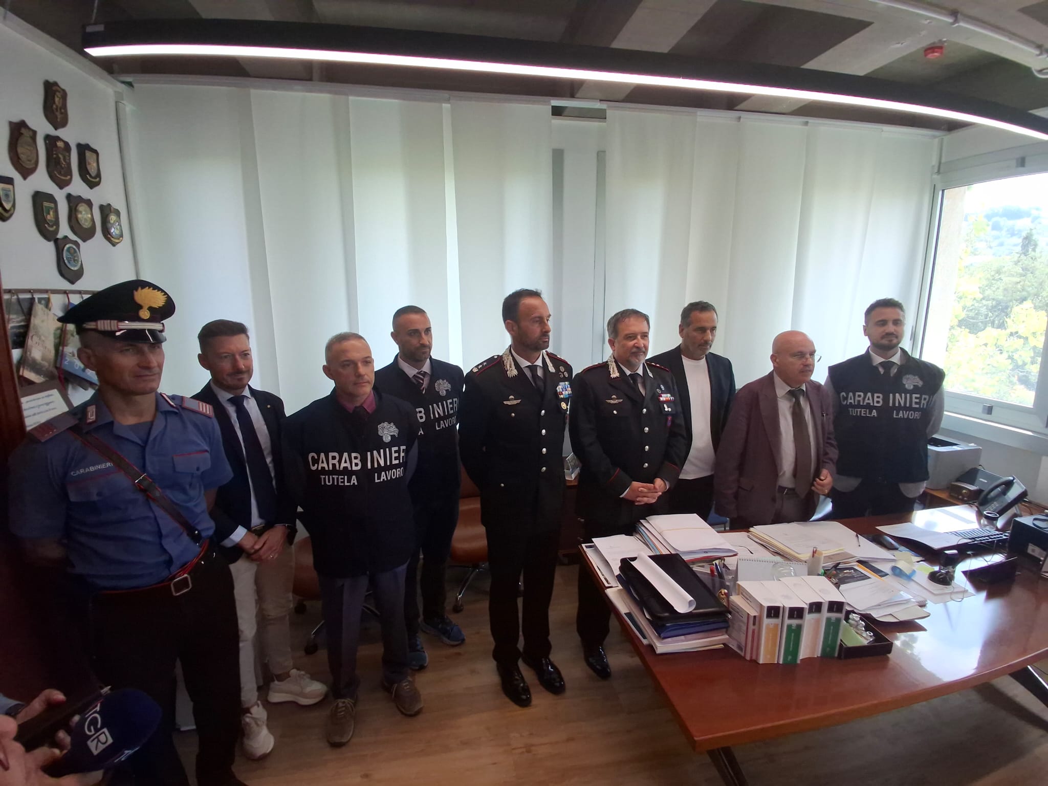 Turni fino a 12 ore e paghe da tre euro: commissariata un’attività commerciale a Sant’Omero. Controlli serrati in tutta la Provincia