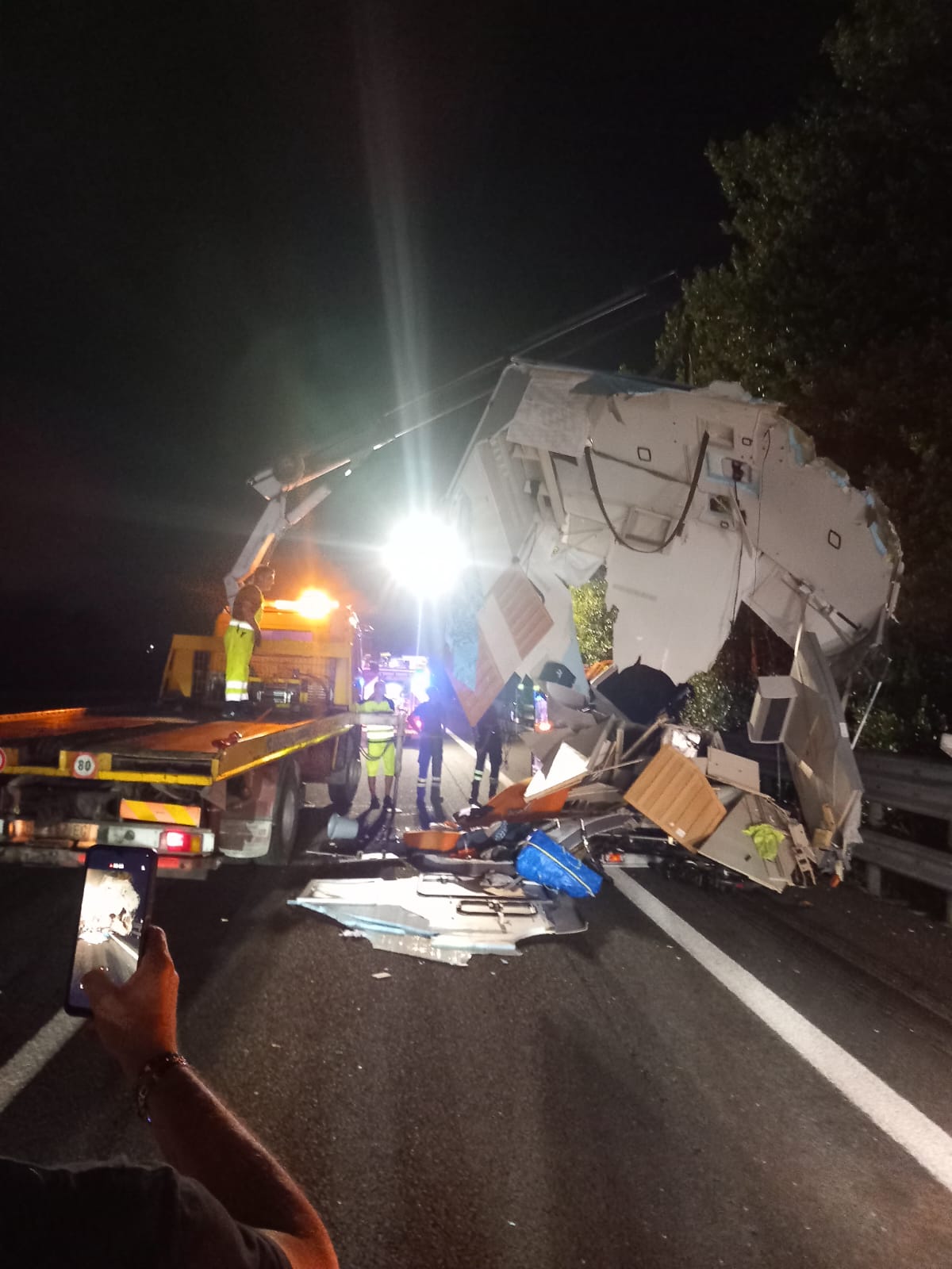 A14; Scontro tra camper e autoarticolato. Camper distrutto, conducente illeso