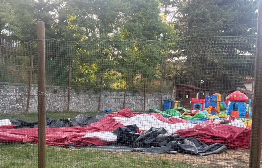 Roccaraso, gonfiabile travolto dal vento: tre bambini feriti, una bimba in codice rosso