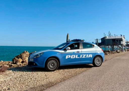 Stessa spiaggia, stesso mare…ma col bancomat di un altro. Due denunciati