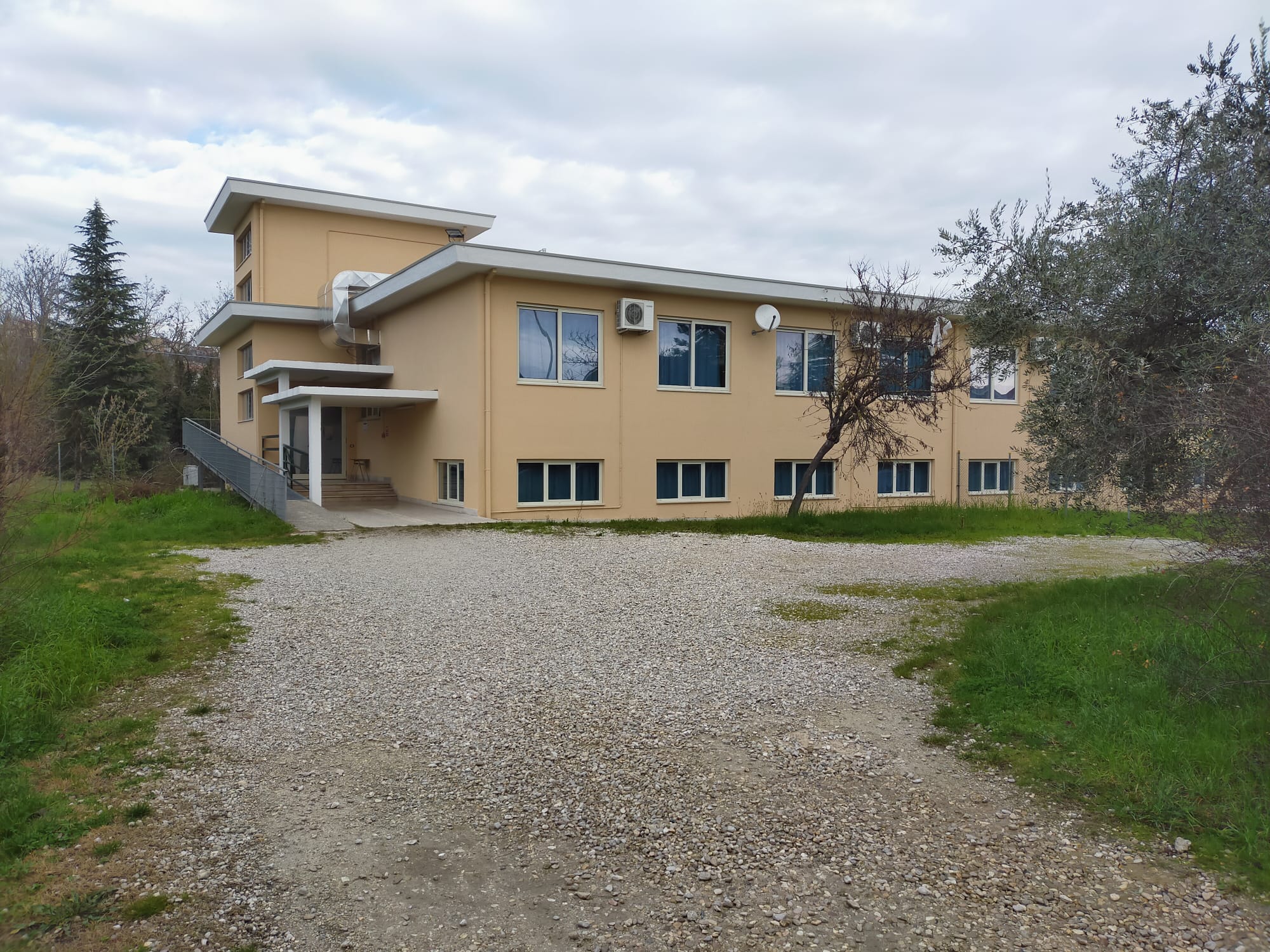 Imbrattano gli interni della scuola d’infanzia di Piano D’Accio. Ora si trovino gli autori