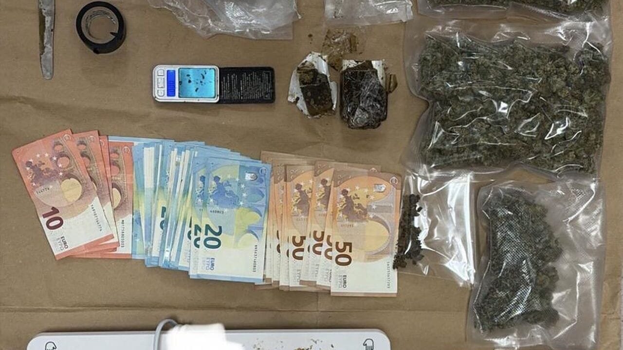 Mezzo chilo di droga e contante sequestrati: arrestato 30enne