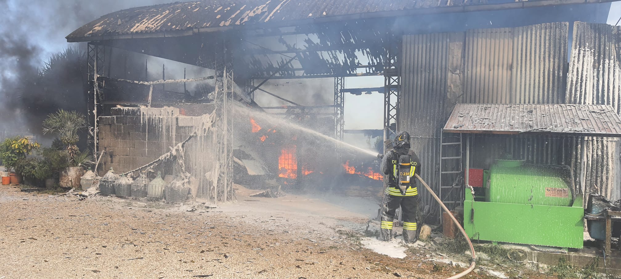 Tortoreto, vasto incendio in un deposito di rotoballe: fiamme domate dai Vigili del Fuoco, In corso le operazioni di bonifica
