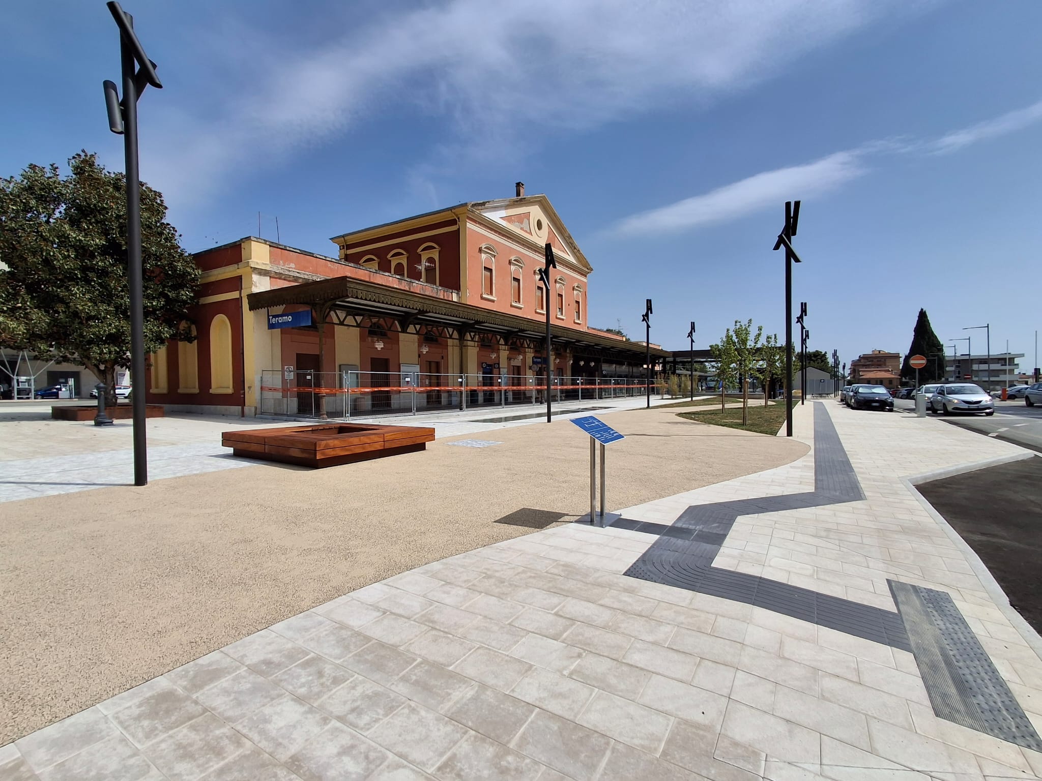 RFI consegna la nuova piazza della stazione: più verde  accessibilità e connessioni urbane