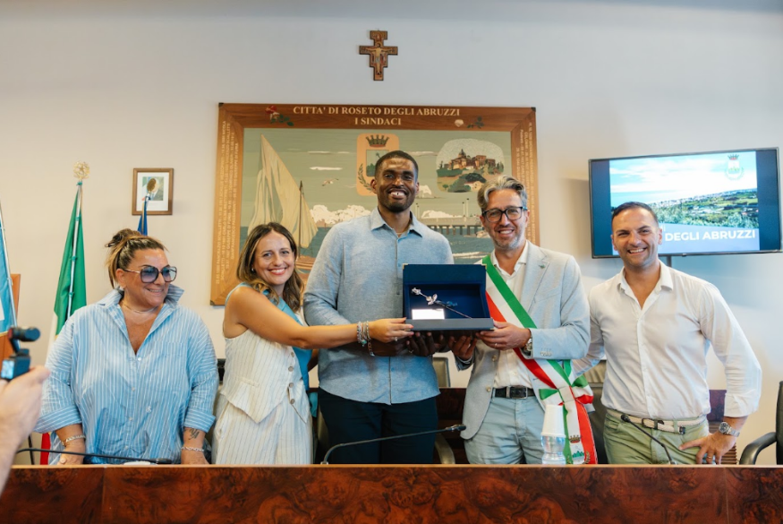 Rosa d’argento a Brandon Sherrod, il Comune celebra il legame con la città
