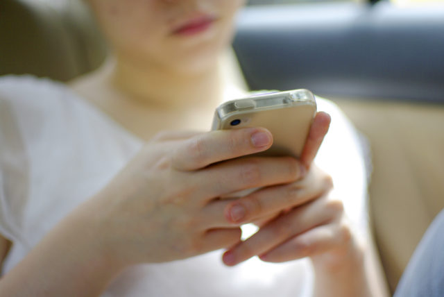 Meta negli USA cambia le regole per i minori: solo due ore al giorno e altre restrizioni. I dettagli