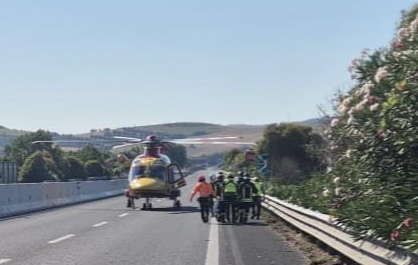 Si ribalta auto sulla A14 a Roseto. Donna in codice rosso